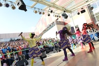 チームしゃちほこ「『シャンプーハット』リリース記念フリーなライブ」ららぽーと柏の葉公演の様子。