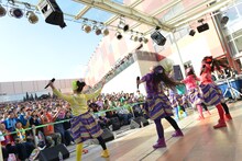 チームしゃちほこ「『シャンプーハット』リリース記念フリーなライブ」ららぽーと柏の葉公演の様子。