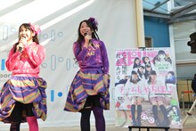 昨日11月22日に発売されたチームしゃちほこが表紙の「週刊ビッグコミックスピリッツ」を宣伝する安藤ゆず、大黒柚姫。