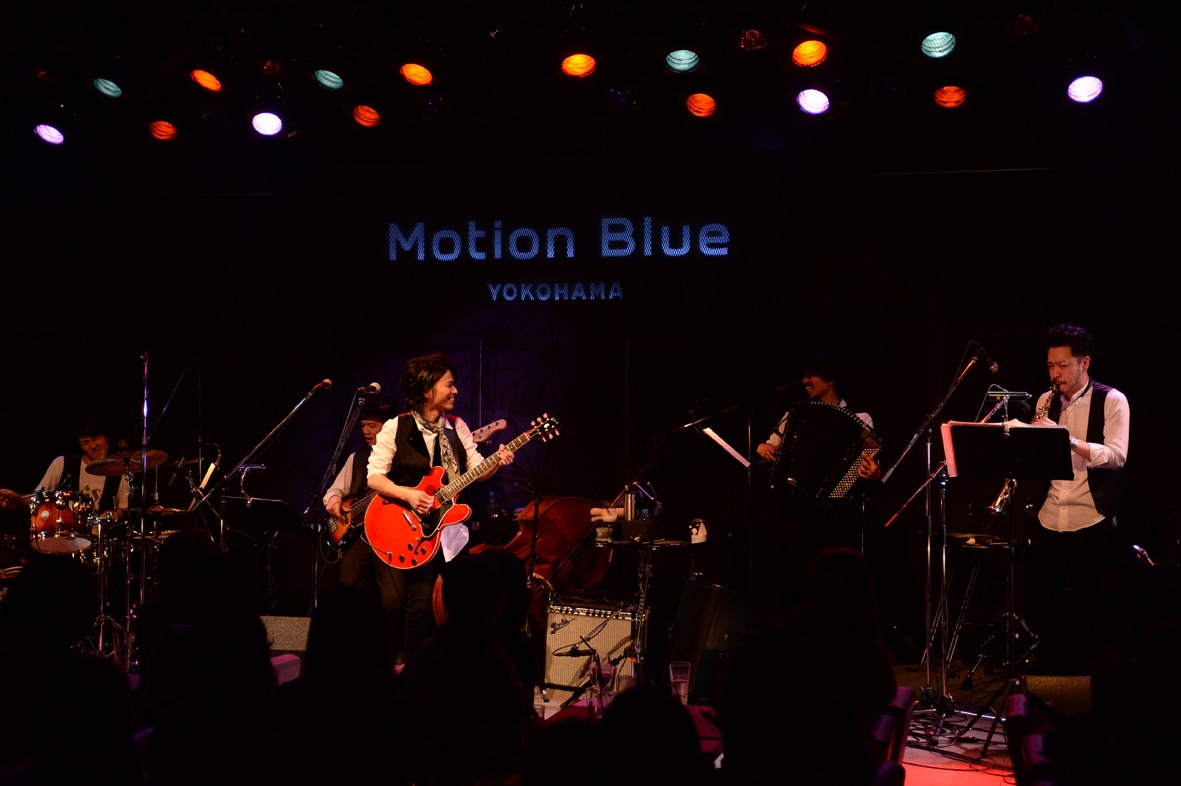 昨日11月22日に行われた「Premium Night Show-月と星のキャラバン-」神奈川・MOTION BLUE YOKOHAMA公演の様子。