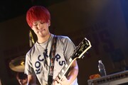 04 Limited SazabysのHIROKAZ（G）。（撮影：鈴木公平）
