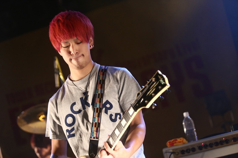 04 Limited SazabysのHIROKAZ（G）。（撮影：鈴木公平）