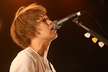 04 Limited SazabysのGEN（B, Vo）。（撮影：鈴木公平）