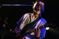 04 Limited SazabysのRYU-TA（G, Cho）。（撮影：鈴木公平）