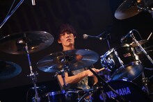 04 Limited SazabysのKOUHEI（Dr, Cho）。（撮影：鈴木公平）