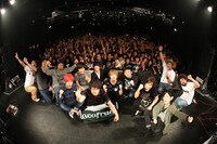 「TOWER RECORDS 35th Anniversary Live! EBISU 6DAYS DAY.6～Bowline EXTRA～」最後の集合写真。（撮影：鈴木公平）