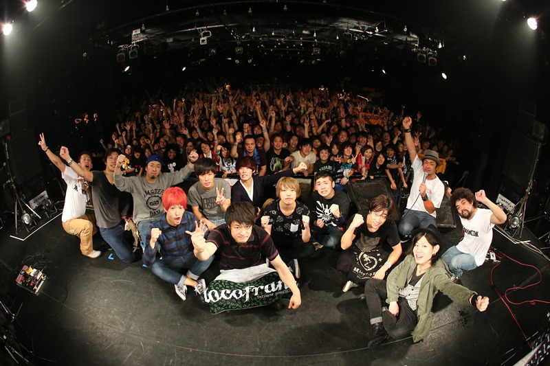 「TOWER RECORDS 35th Anniversary Live! EBISU 6DAYS DAY.6～Bowline EXTRA～」最後の集合写真。（撮影：鈴木公平）