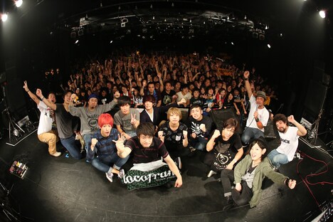 「TOWER RECORDS 35th Anniversary Live! EBISU 6DAYS DAY.6～Bowline EXTRA～」最後の集合写真。（撮影：鈴木公平）