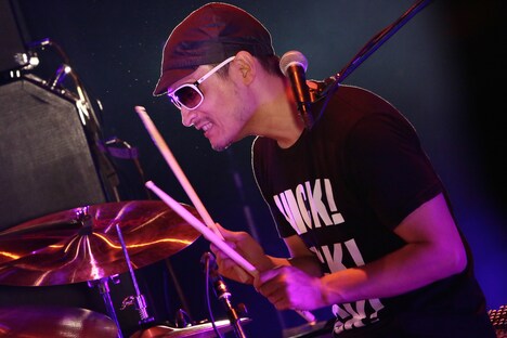 阿部耕作（Dr）（撮影：柴田恵理）