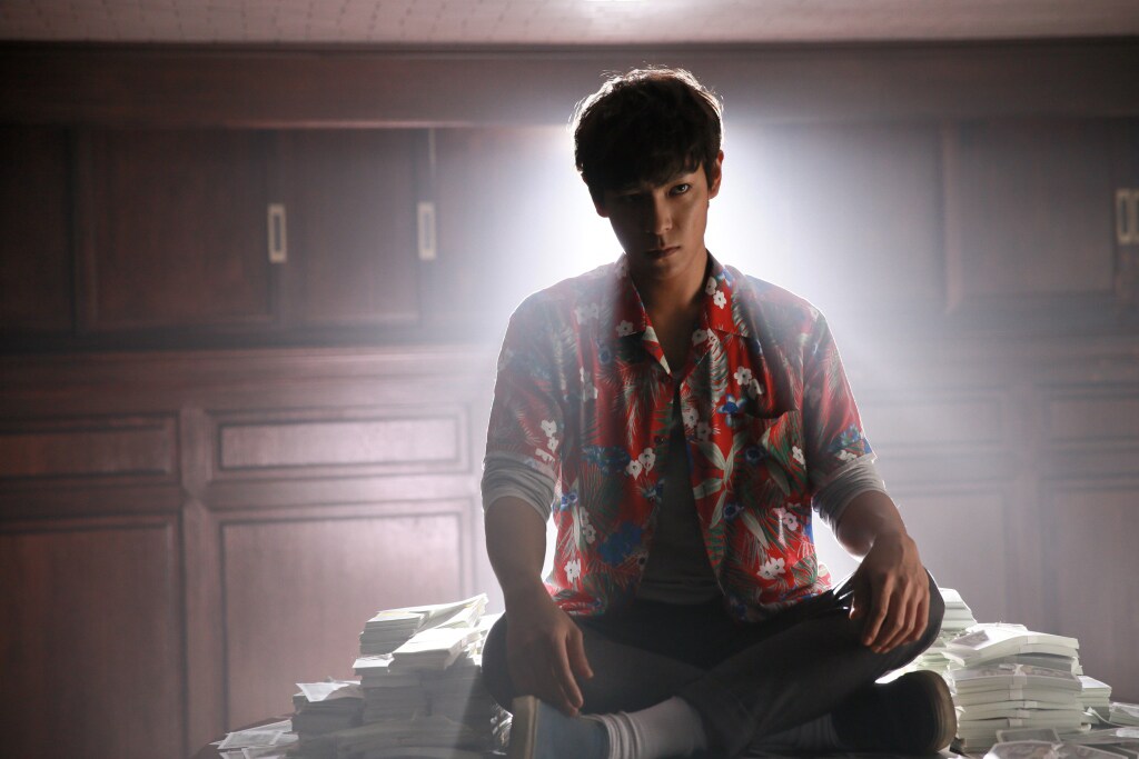 BIGBANGのT.O.Pが“いかさま師”に、映画予告編で肉体美披露