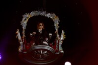 ゴンドラに乗って登場するYOSHIKI。(c) 2014 SANRIO CO.,LTD.