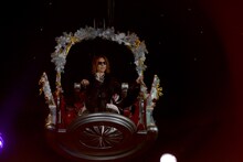 ゴンドラに乗って登場するYOSHIKI。(c) 2014 SANRIO CO.,LTD.