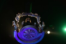 ゴンドラに乗って登場するYOSHIKI。(c) 2014 SANRIO CO.,LTD.