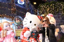 ハローキティと自撮りをするYOSHIKI。(c) 2014 SANRIO CO.,LTD.