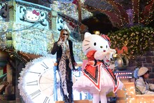 フロートに乗って観客に挨拶するYOSHIKIとハローキティ。(c) 2014 SANRIO CO.,LTD.