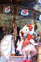 フロートに乗るYOSHIKIとハローキティ。(c) 2014 SANRIO CO.,LTD.