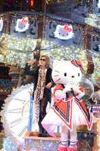 フロートに乗って観客に挨拶するYOSHIKIとハローキティ。(c) 2014 SANRIO CO.,LTD.
