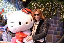 ハグするハローキティとYOSHIKI。(c) 2014 SANRIO CO.,LTD.