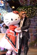 抱きしめ合うハローキティとYOSHIKI。(c) 2014 SANRIO CO.,LTD.