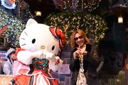 Xポーズを決めるハローキティとYOSHIKI。(c) 2014 SANRIO CO.,LTD.