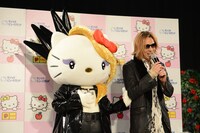 囲み取材に応じるYoshikittyとYOSHIKI。(c) 2014 SANRIO CO.,LTD.