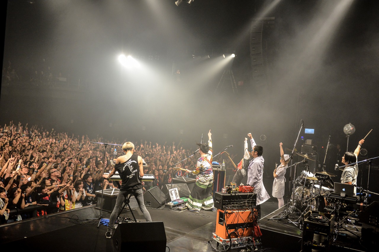 「～Japan Tour 2014～ "SUPER HIGH TENSION DISCO!!!【特別公演】CLIMAX DISCO 2014～Keep Standing, ISHIGE"」の様子。（Photo by azusa takada）