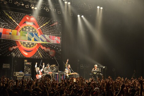 「~Japan Tour 2014~ "SUPER HIGH TENSION DISCO!!!【特別公演】CLIMAX DISCO 2014~Keep Standing, ISHIGE"」の様子。(Photo by azusa takada)