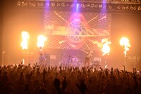 「～Japan Tour 2014～ "SUPER HIGH TENSION DISCO!!!【特別公演】CLIMAX DISCO 2014～Keep Standing, ISHIGE"」の様子。（Photo by azusa takada）