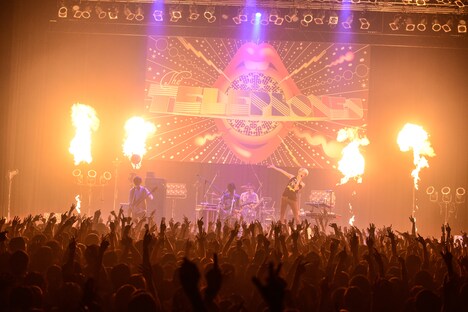 「~Japan Tour 2014~ "SUPER HIGH TENSION DISCO!!!【特別公演】CLIMAX DISCO 2014~Keep Standing, ISHIGE"」の様子。(Photo by azusa takada)