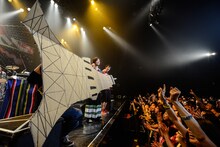 長島涼平（B, Cho）が製作した3m33cmのダンボール製東京タワー。（Photo by azusa takada）