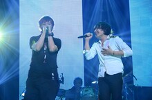 阿信（Vo / Mayday）と山村隆太（Vo / flumpool）。