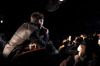 フロア後方に現れた渡會将士（Vo, G）。（撮影：オオタシンイチロウ［scene16works］）