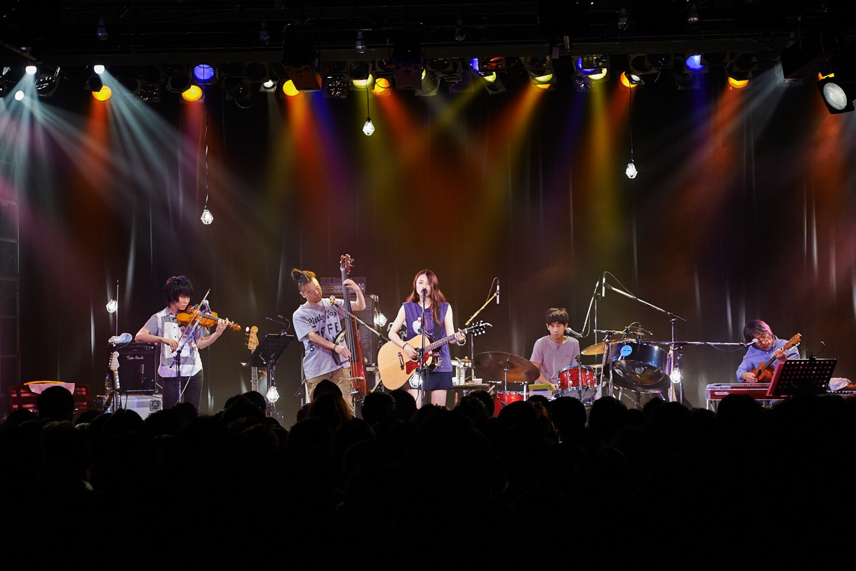 昨日11月24日に行われた「diffusy presents 片平里菜 2ndワンマンツアー2014 "amazing sky"」東京・LIQUIDROOM公演の様子（撮影：オノツトム）。