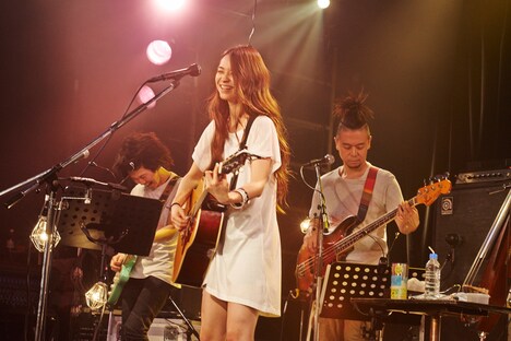 昨日11月24日に行われた「diffusy presents 片平里菜 2ndワンマンツアー2014 "amazing sky"」東京・LIQUIDROOM公演の様子（撮影：オノツトム）。