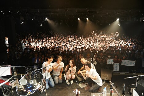 昨日11月24日に行われた「diffusy presents 片平里菜 2ndワンマンツアー2014 "amazing sky"」東京・LIQUIDROOM公演の様子（撮影：オノツトム）。