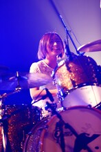 歌川菜穂（Dr）（撮影：福本和洋）