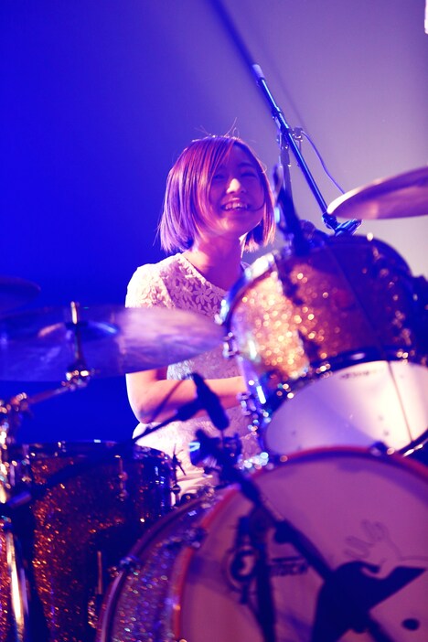 歌川菜穂（Dr）（撮影：福本和洋）