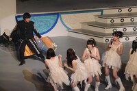 ステージに突如現れたバカリズム。