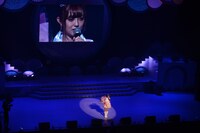 挨拶をする菊地亜美。