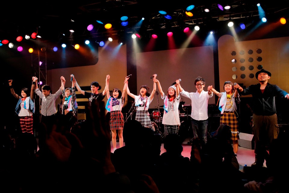 Little Glee Monster「Let's ハイファイブ！～楽しみたい人この指とまれ!!～」の様子。