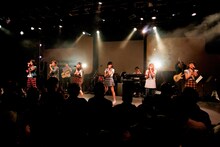 Little Glee Monster「Let's ハイファイブ！～楽しみたい人この指とまれ!!～」の様子。