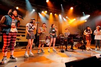 Little Glee Monster「Let's ハイファイブ！～楽しみたい人この指とまれ!!～」の様子。