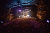 「9周年記念ライブ“9愛”」アンコールの様子。（撮影：古溪一道）