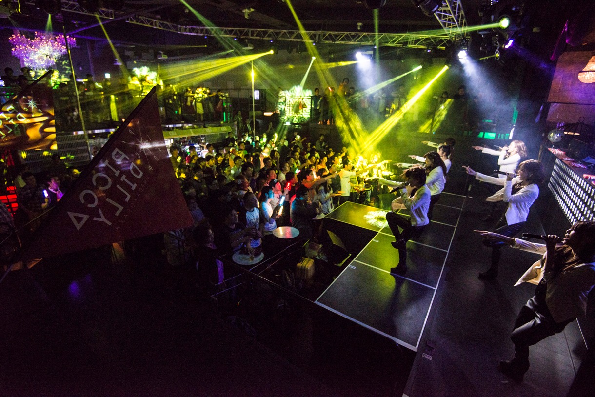 「LinQ Lady Super Live Tour 2014 Disco Night in Osaka」の様子。