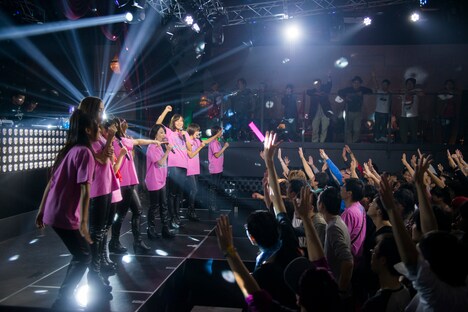「LinQ Lady Super Live Tour 2014 Disco Night in Osaka」の様子。