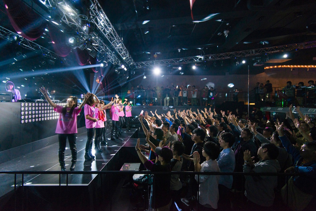 「LinQ Lady Super Live Tour 2014 Disco Night in Osaka」の様子。