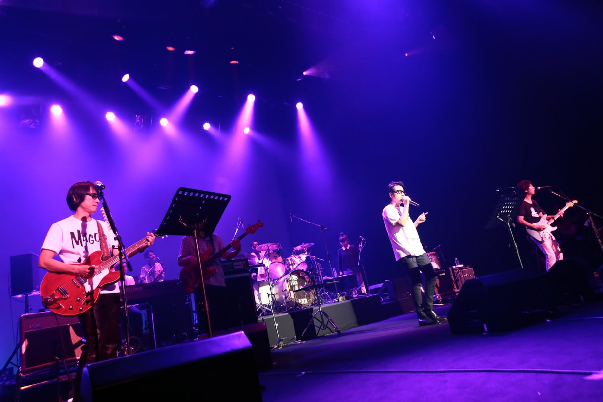 「マゴーソニック2014」アンコールでセッションを行った藤井フミヤ（中央）と真心ブラザーズ。（Photo by eri shibata）