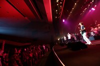 「マゴーソニック2014」アンコールでセッションを行った藤井フミヤ（右から2番目）と真心ブラザーズ。（Photo by eri shibata）