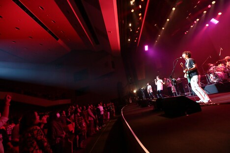 「マゴーソニック2014」アンコールでセッションを行った藤井フミヤ(右から2番目)と真心ブラザーズ。(Photo by eri shibata)