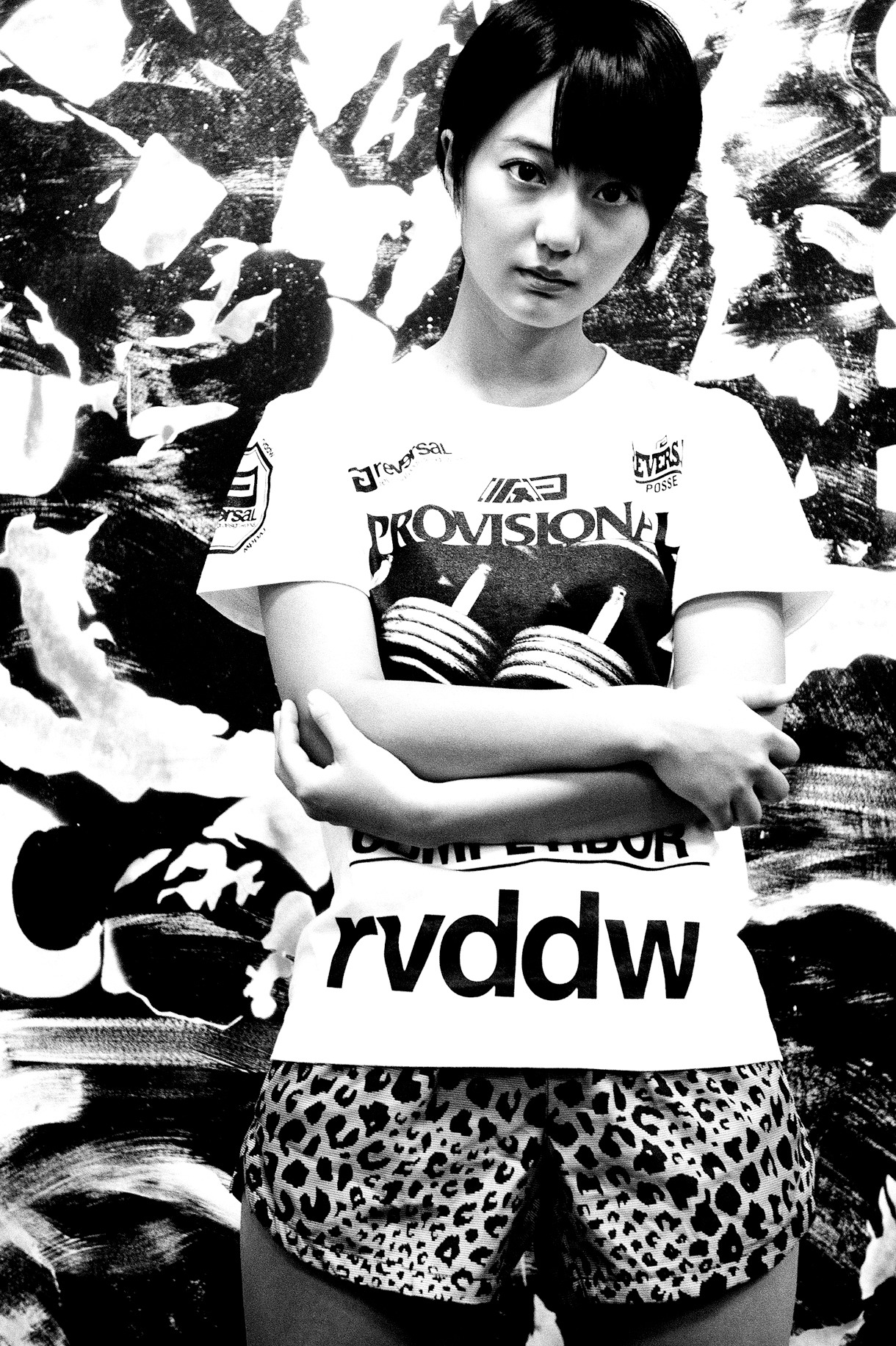 reversal.dogi.design.worksとのコラボTシャツを着る新井愛瞳。